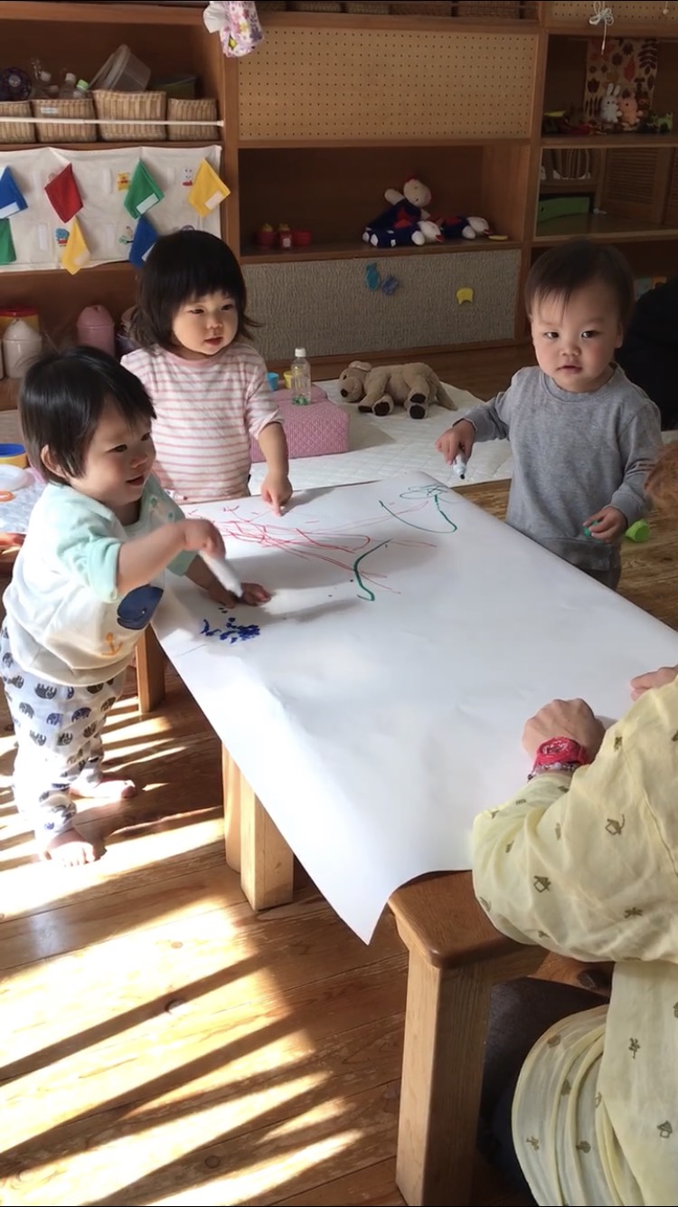 1歳 保育園ではじめてのおえかき おすすめ画材と環境設定 絵を聴く保育講座
